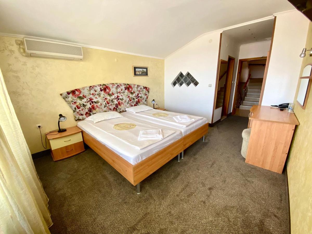 Family Hotel The Golden Fish ソゾポル エクステリア 写真
